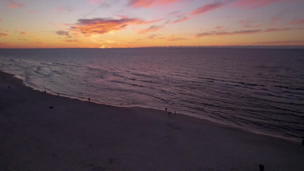 在波兰格但斯克附近的克里尼卡莫尔斯卡海滩 人们漫步在海景上 别致的夕阳西下的景色 空中广域网 — 图库视频影像