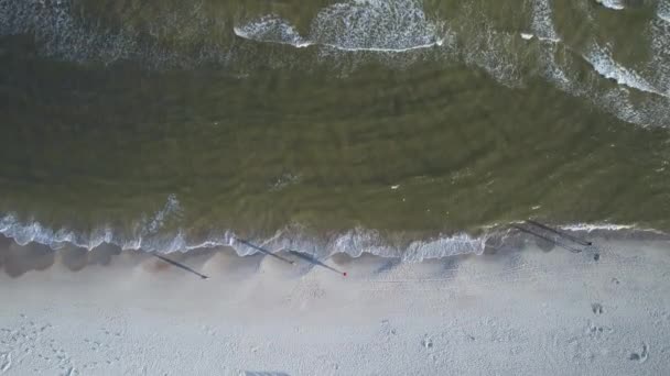 Aerial Birds Eye View Waves Breaking Suavemente Playa Krynica Morska — Vídeos de Stock