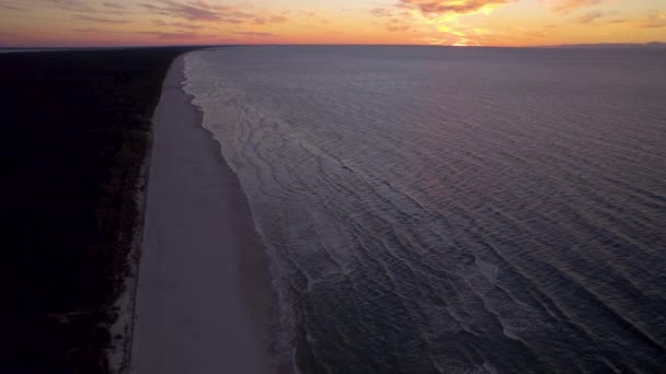 Høytflyvende Droner Med Fargerik Solnedgang Sandstranden Ved Siden Østersjøen Krynica – stockvideo