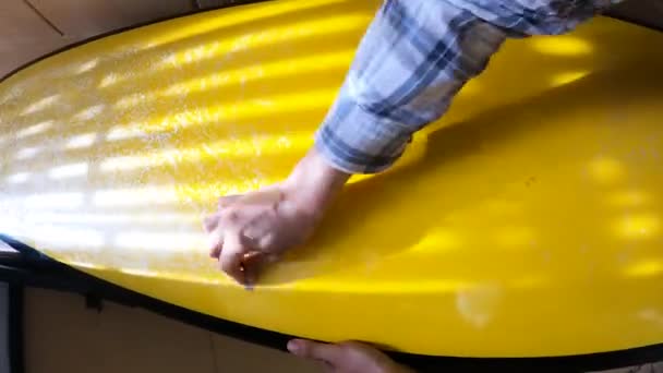 Sörfçü Balmumu Pov Kullanarak Sörf Tahtasını Muhafaza Eder — Stok video