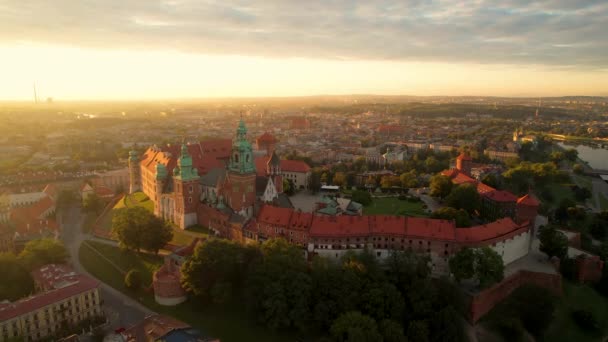 Vuelo Aéreo Hacia Famoso Castillo Real Wawel Iluminado Por Luz — Vídeo de stock