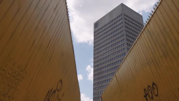 다리를 돌리는 로테르담의 경관에 초점을 맞추었다 — 비디오