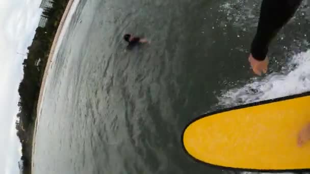 Szybkie Surfing Pobliżu Ludzi Spadł Wodzie Pov Pionowe Wideo — Wideo stockowe