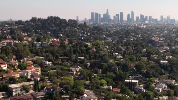 Wznosząca Się Nad Wzgórzem Los Feliz Dzielnica Los Angeles Widokiem — Wideo stockowe