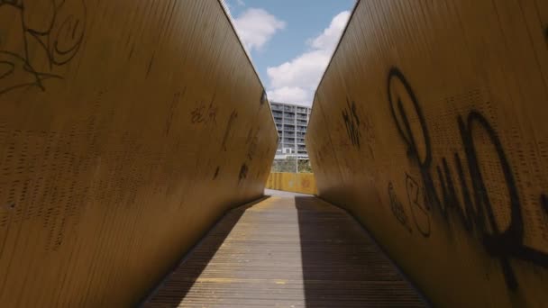 Colpo Lento Carrello Uno Stretto Ponte Legno Giallo Con Graffiti — Video Stock