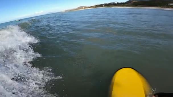 Pessoa Onda Surf Bater Pov Visão Câmera Lenta — Vídeo de Stock