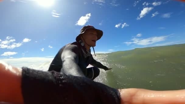 Zblízka Záběr Surfaře Baví Při Surfování Podél Mořského Pobřeží Mui — Stock video