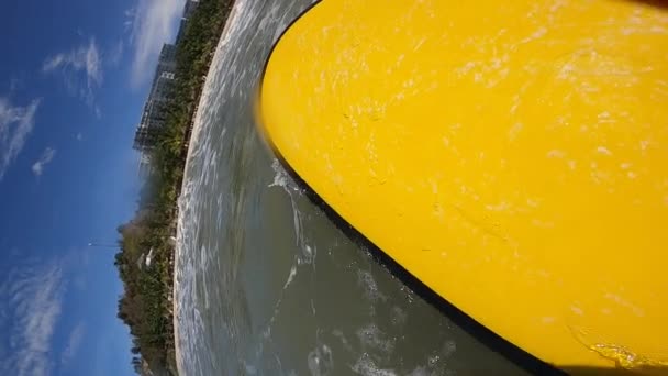 Surfer Paddle Catturare Onda Mentre Viene Lavato Dalla Tavola Surf — Video Stock