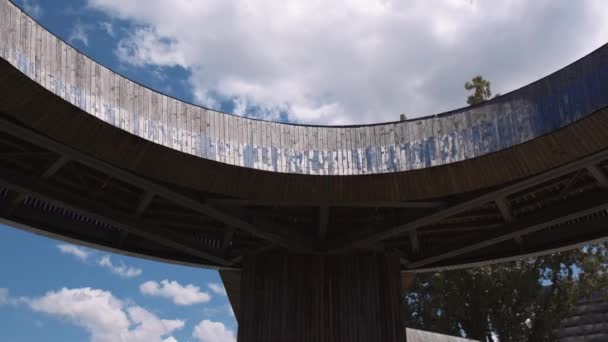 Luchtsingel Köprüsünün Altından Gökyüzüne Doğru Döner Atış — Stok video