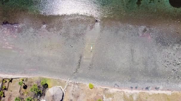 Вид Высоты Птичьего Полета Удаленный Идиллический Пляж Традиционное Рыбацкое Каноэ — стоковое видео