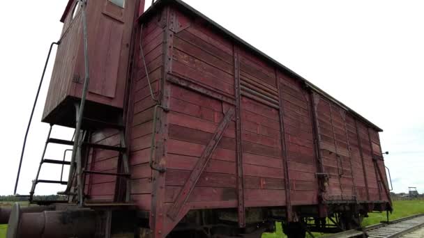 Vecchia Carrozza Ferroviaria Rotaia Campo Auschwitz Birkenau Polonia Vicino Inclinazione — Video Stock