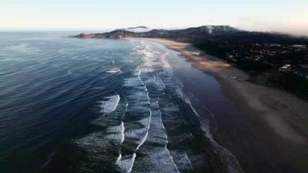 俄勒冈州的海岸线 多雾的海滩和悬崖 太平洋西北部 俄勒冈州新港 — 图库视频影像