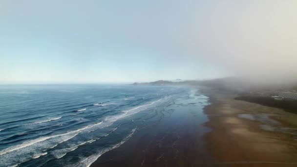 Mlhavá Pláž Narážejícími Modrými Vlnami Anténní Snímek — Stock video