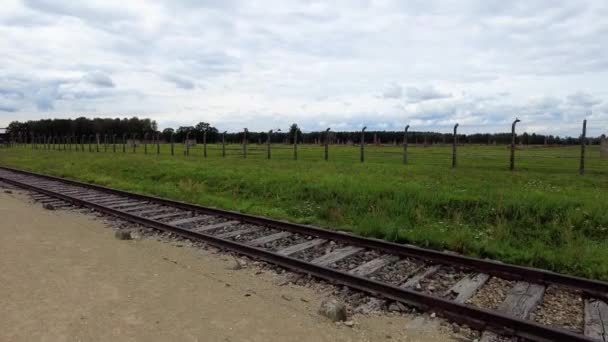 Cercas Alambre Púas Vías Tren Antiguas Auschwitz Birkenau Polonia Enfoque — Vídeo de stock