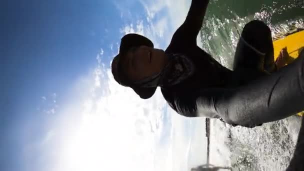 Feliz Hombre Surfeando Olas Fiesta Cerca Costa Vietnam Vídeo Vertical — Vídeos de Stock