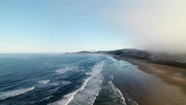 Spiagge Nebbiose Bellissime Spiagge Ciottoli Lunga Cinematica Drone Shot — Video Stock