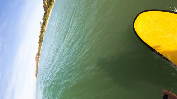 Verticaal Schot Surfer Rijdt Perfecte Golf Nadert Kust Weinig Boeddha — Stockvideo