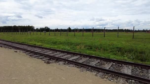 Gamle Togspor Piggtrådgjerde Ved Konsentrasjonsleiren Auschwitz Birkenau Krakow Polen Håndholdt – stockvideo