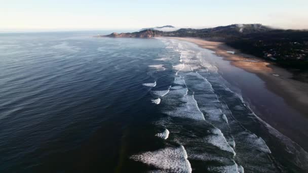 オレゴン海岸線の高い無人偵察機 霧に覆われた山々 波と自然のままのビーチ Airal — ストック動画