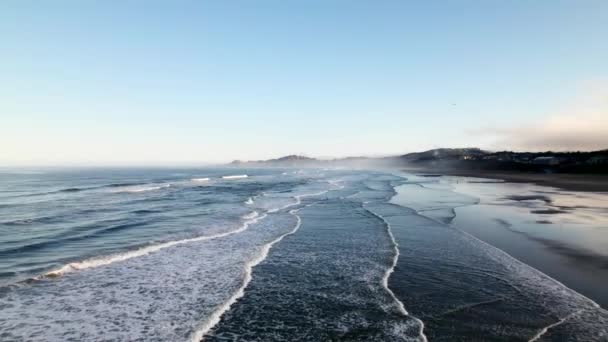 Kalmerende Filmische Luchtfoto Boven Neerstortende Golven Mistige Stranden — Stockvideo