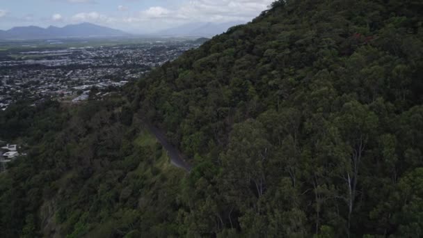オーストラリア クイーンズランド州北部のケアンズ市近くの熱帯雨林山脈の上を飛ぶ 空中閉鎖 — ストック動画