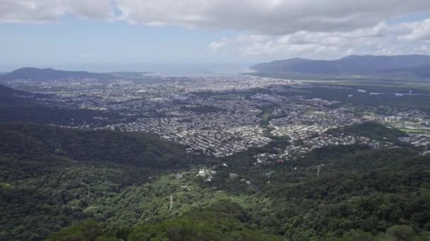 Panoramic View City Cairns Surrounded Lush Mountains Vegetation Australia Drone — Stock Video