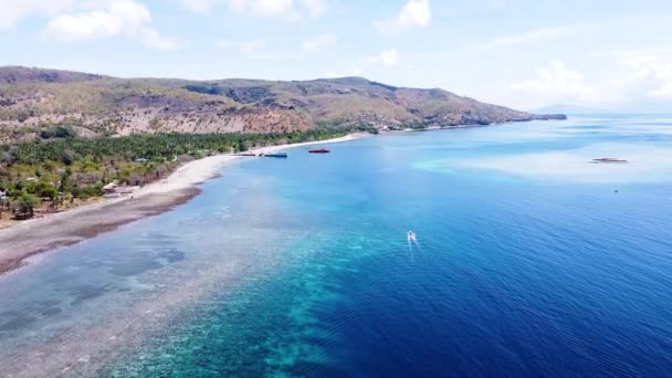 Традиційний Тиморський Рибальський Човен Пливе Через Прекрасний Океан Кораловими Рифами — стокове відео