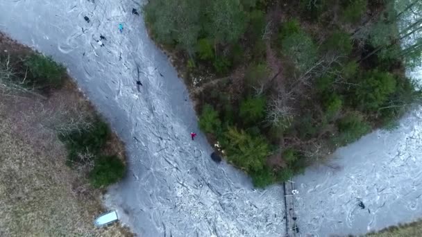 Letecký Drone Ptačí Oko Pohled Krásné Zimní Den Lidmi Bruslení — Stock video