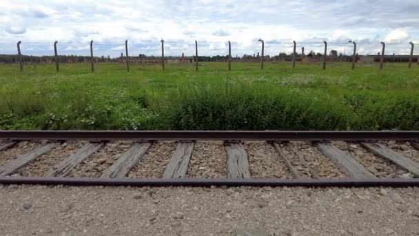 Zicht Oude Treinsporen Prikkeldraad Hekken Barakken Auschwitz Birkenau Polen Panning — Stockvideo