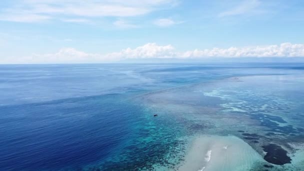 Drohnenflug Über Atemberaubend Blaugrünem Türkisfarbenem Ozean Mit Gesundem Korallenriff Ökosystem — Stockvideo