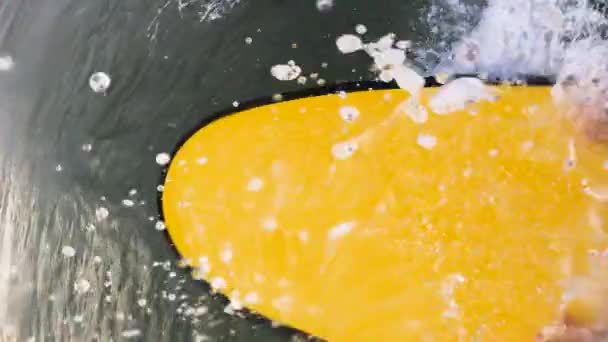 サーファーサーフィン小さな波で熱帯の島 Pov — ストック動画