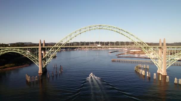 Drone Colpo Seguendo Barca Sotto Ponte Nel Porto — Video Stock