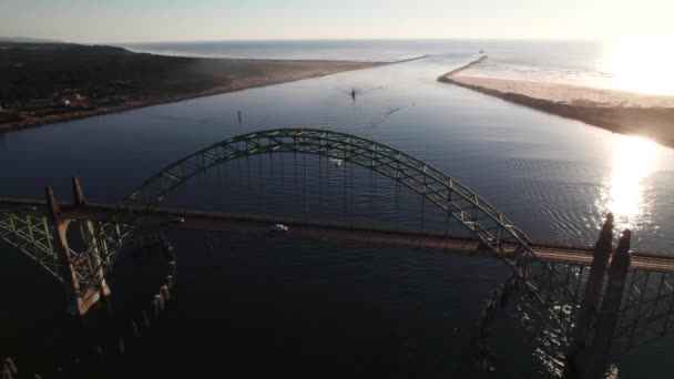 Ruch Autostradzie 101 Oregon Yaquina Bay Steel Bridge Widokiem Morze — Wideo stockowe