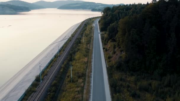 Luchtfoto Van Een Paar Motorrijders Die Samen Aan Het Meer — Stockvideo