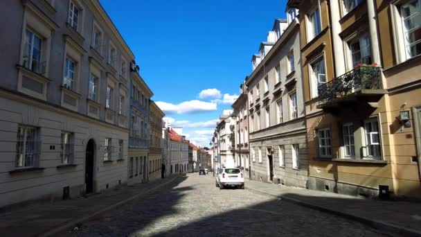 Ημερήσια Προβολή Ενός Ήσυχου Δρόμου Στην Παλιά Πόλη Της Βαρσοβίας — Αρχείο Βίντεο