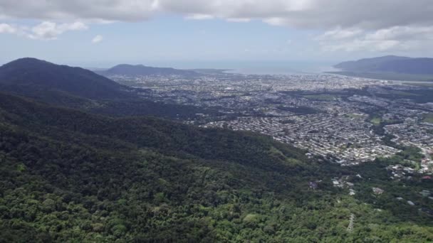 Montagnes Luxuriantes Végétation Entourant Cairns City Australie Panoramique Aérien — Video