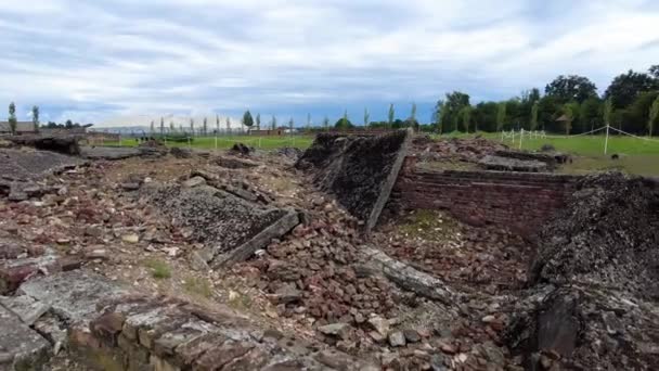 ポーランドのアウシュビッツ ビルケナウ強制収容所での破壊された建物の瓦礫 — ストック動画
