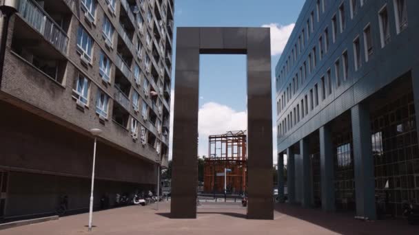 Zpomalený Záběr Mramorového Oblouku Plastikou Nieuwe Delftse Poort Pozadí Rotterdam — Stock video