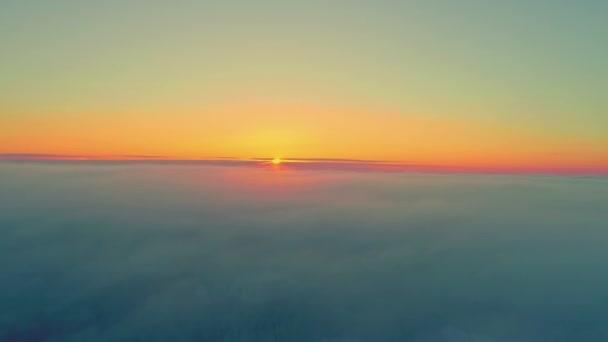 黄昏时分 太阳在地平线上消失 汽笛在云层上飘扬 空中无人机全景和天空复制空间 — 图库视频影像