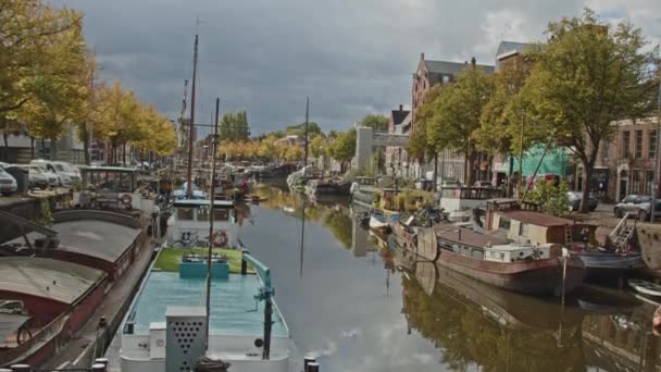 荷兰格罗宁根市运河中的游艇和货船倾斜下降 — 图库视频影像