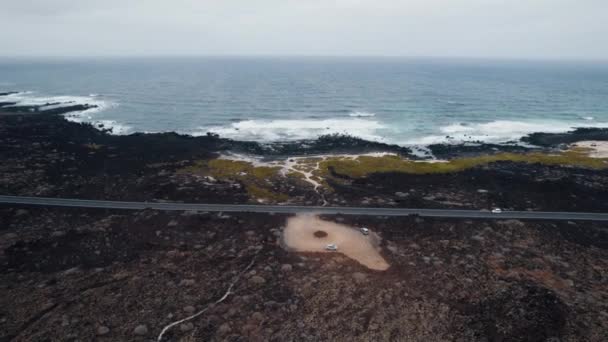 Vista Aérea Costa Vulcânica Oceano Ondulado Estrada Linha Reta — Vídeo de Stock