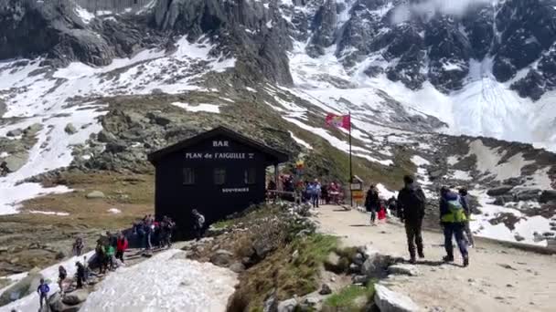 Bar Turisté Plan Aiguille Francouzském Chamonix Naklápěcí Skořepina — Stock video