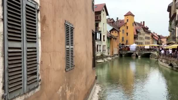 Thiou Canal Puente Morens Casco Antiguo Annecy Francia Tiro Panorámico — Vídeos de Stock