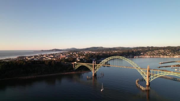 Velero Entrando Puerto Newport Hermoso Panorama Drones — Vídeo de stock