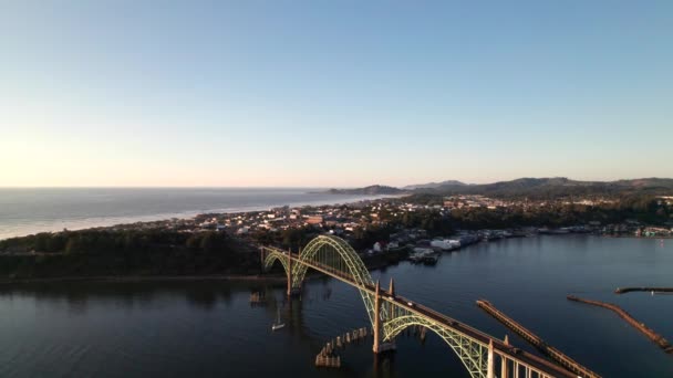 Newport Oregon Bij Zonsondergang Epische Drone Shot Van Pacific Northwest — Stockvideo