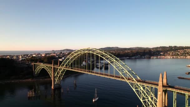 Yaquina Bay Bridge Newport Panoramisch Drone Schot — Stockvideo