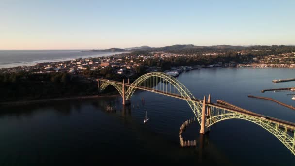 オレゴン州ニューポートの古典的な鉄橋 遠くに山や海辺とヤキナ湾 Pacific Northwest Coastline Sunset Drone Footage — ストック動画