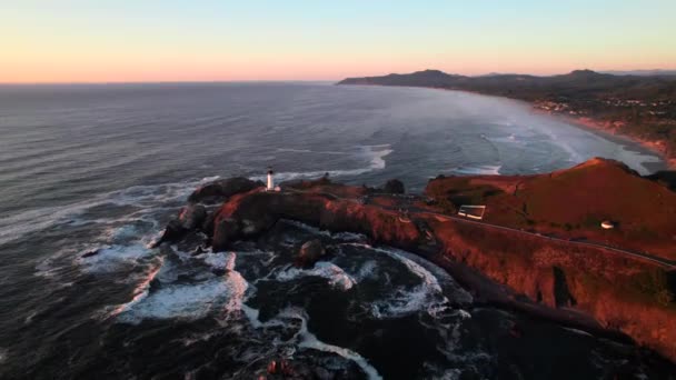 Pacific Northwest Coast Classic Lighthouse Cliffs Crashing Waves Hermoso Atardecer — Vídeo de stock