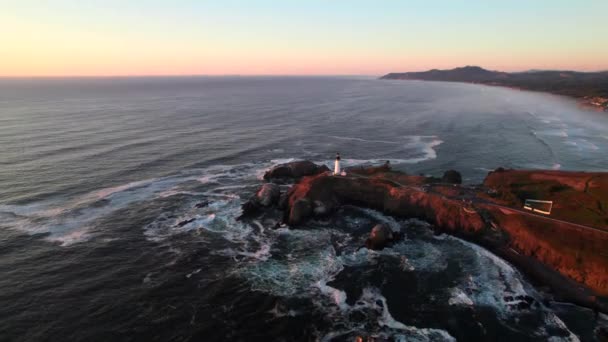 Leuchtturm Bei Sonnenuntergang Schöne Ozean Und Küstenlinie Oregon Drohnenaufnahmen — Stockvideo
