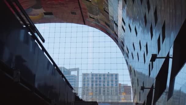 ロッテルダムのマーケットホール内の天井に鮮やかなアートワークを明らかにするドリーショット — ストック動画